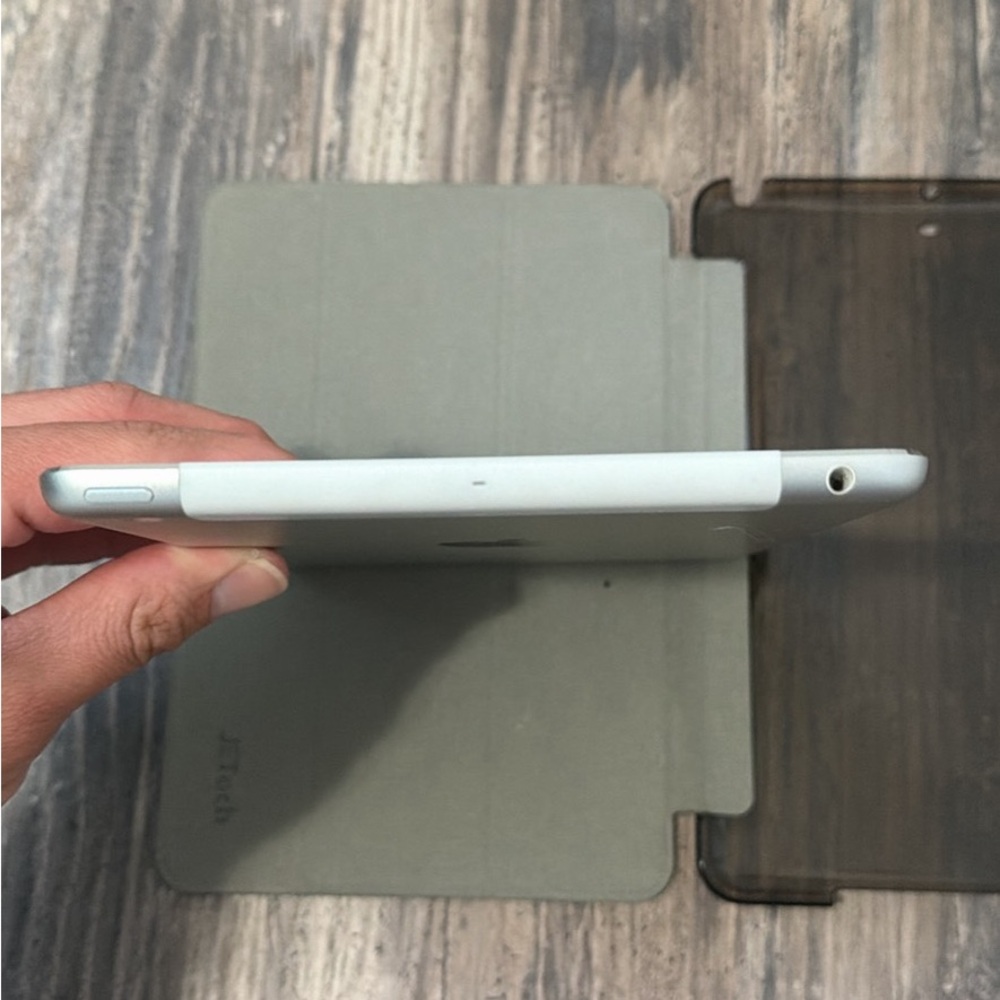 Apple Tablet - White - Picture 3 of 7